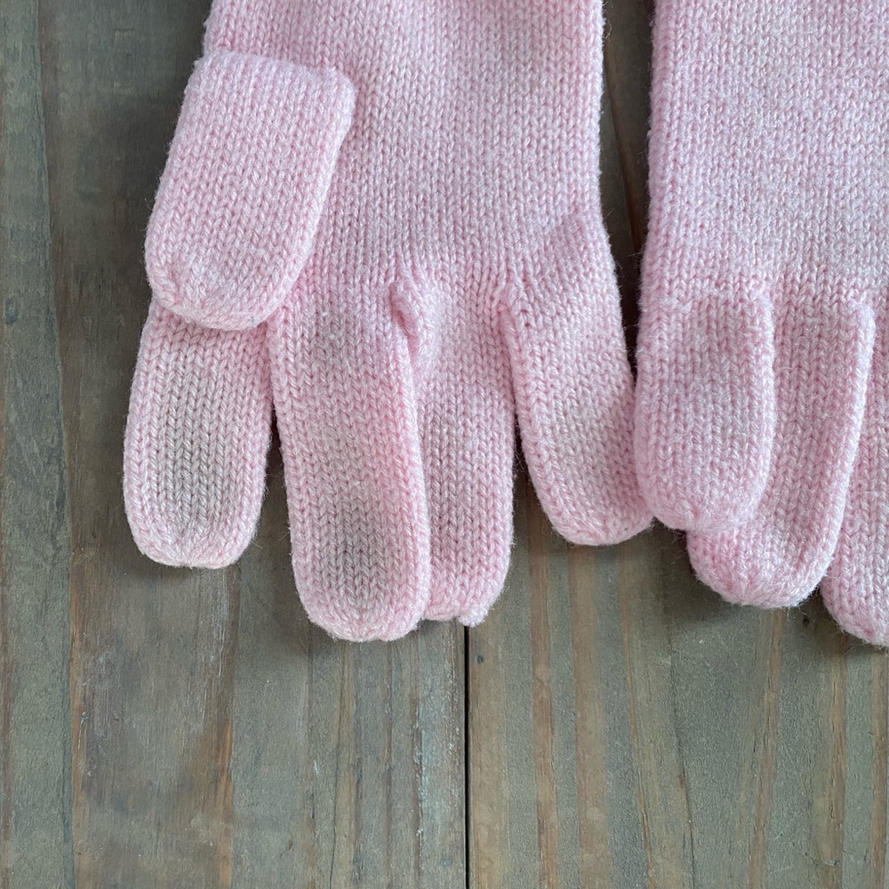Pair of pink cuffed gloves - Picture 5 of 5